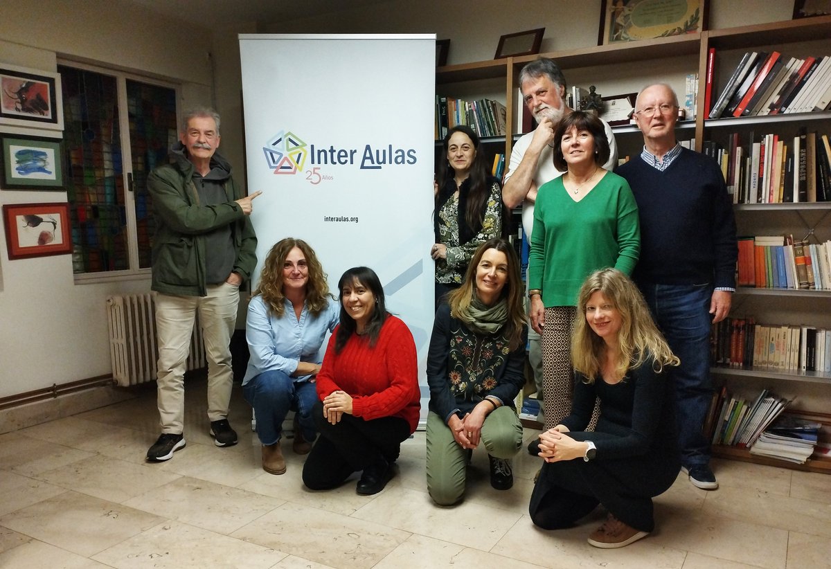 Ayer tuvimos una reunión del Consejo de redacción, formado por docentes, periodistas y representantes de <a href="/apcantabria/">Asociación de Periodistas de Cantabria (APC)</a> y <a href="/UTCECantabria/">Unidad Técnica de Calidad Educativa (Cantabria)</a> de <a href="/cantabriaes/">Gobierno Cantabria</a>. Nos reunimos periódicamente para analizar la marcha de las actividades de <a href="/InterAulas/">Proyecto InterAulas</a>