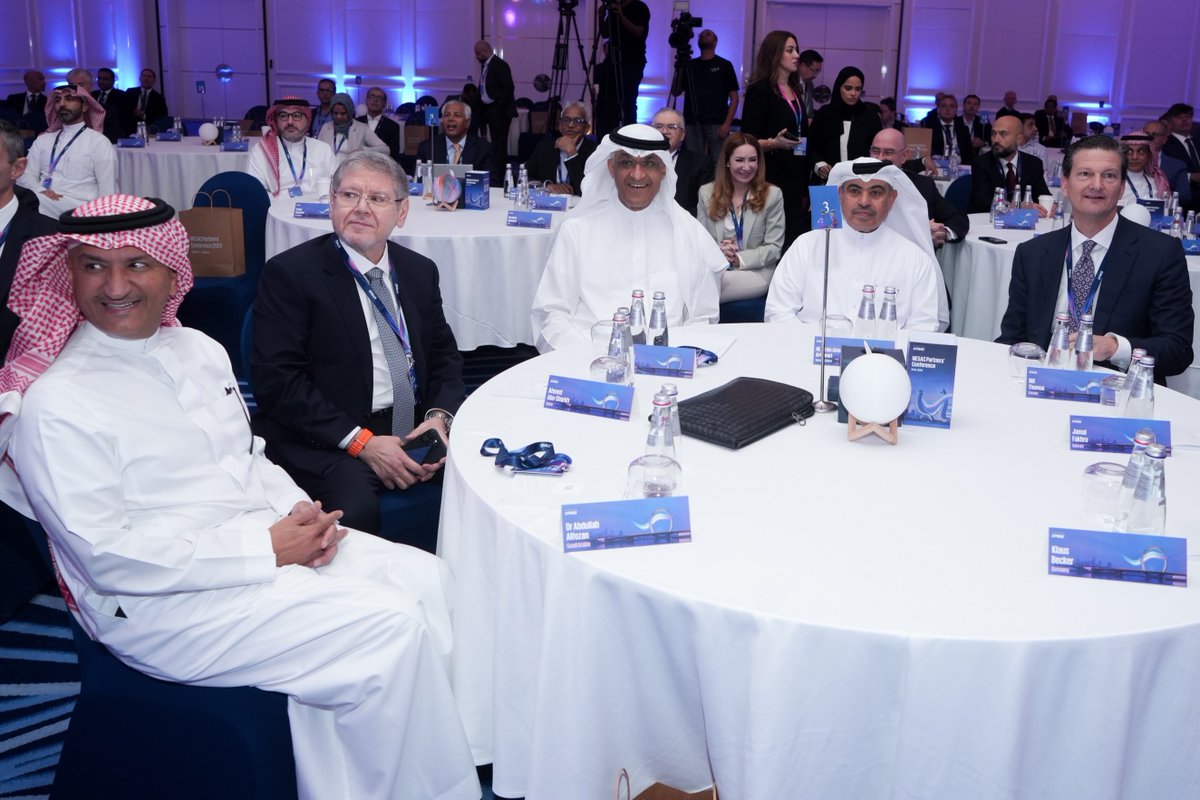 abdullahfozan's tweet photo. لحظات استثنائية في قطر، حيث اجتمعنا بمناسبة مؤتمر الشركاء السنوي على مستوى المنطقة MESAC. كانت فرصة رائعة للالتقاء والتواصل مع الزملاء من مختلف أنحاء المنطقة في وقت مهم حيث نتجه نحو مزيد من التعاون والشراكات.
في هذا الاجتماع وبحضور رئيس مجلس الإدارة في كي بي إم جي العالمية، بيل توماس؛ ناقشنا استراتيجيتنا المشتركة وكيفية تحسين خدماتنا لعملائنا والمجتمعات التي نعمل فيها.
شكرًا جزيلًا لجميع الزملاء في كي بي إم جي قطر على الاستضافة، وعلى جعلنا جزءا من الاحتفال بمرور 45 عاماً على تواجدكم في قطر. والشكر موصول لجميع الشركاء وأتطلع لاستضافتكم في الرياض.