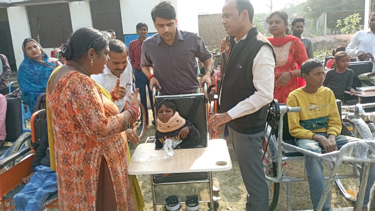 CdoKheri's tweet photo. मुख्य विकास अधिकारी महोदय द्वारा समग्र शिक्षा अभियान समेकित शिक्षा के तहत ब्लॉक नकहा के बीआरसी चहमलपुर परिसर में शारीरिक, दृष्टि, श्रवण दिव्यांग बच्चों को जरूरत के 187 सहयोगी उपकरण का वितरण किया गया। @CMOfficeUP @ChiefSecy_UP https://t.co/RyCZIKnaBA