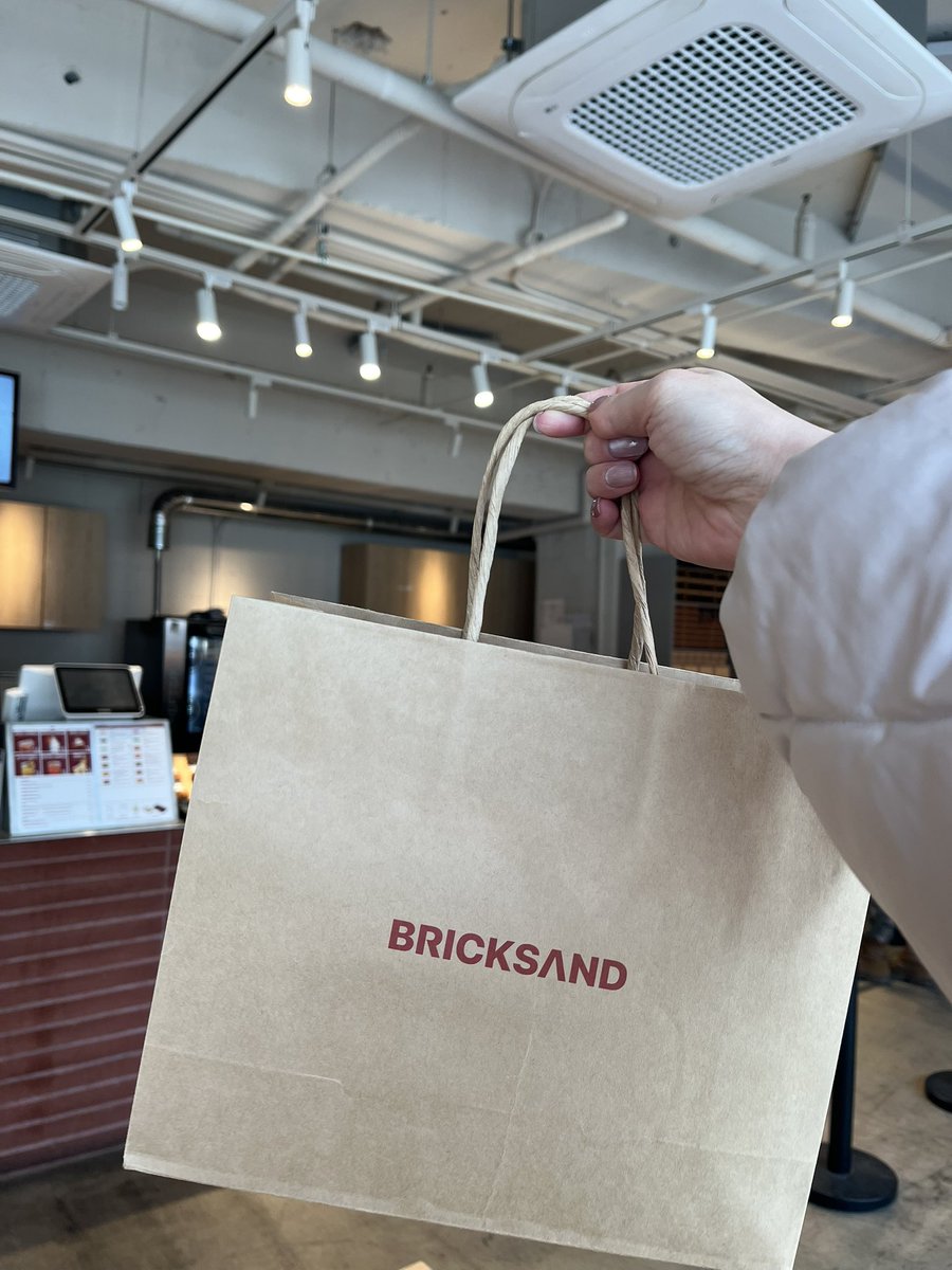 __koreanstyle's tweet photo. ソウル駅【BRICK SAND(ブリックサンド)】

かわいいフィナンシェ専門店
店内に入るとバターの香ばしい香りが広がっていて幸せ空間🧈💗
色んな味が選べるしBOXにも入れることが出来るのでお土産にもぴったり！
最近は明洞にも店舗ができたようです☺️

 #韓国旅行  #韓国おみやげ  #韓国スイーツ https://t.co/yjDWsEFdij