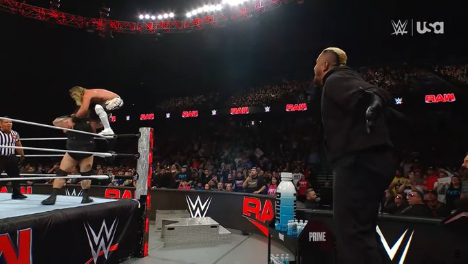 WMainEventTime's tweet image. The #WWERaw  #MainEventTime is a fight between Seth Rollins and Bronson Reed, where Bronson comes out victorious with the help of The Bloodline by Solo Sikoa. Do you think Seth will change his mind and join with Roman Reigns again? We read it!

#WWE #wrestling