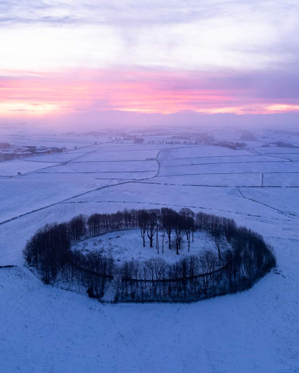 Minninglow is the largest and most prominently sited Neolithic Passage Tomb in the White Peak area of the Peak District, Derbyshire, England, UK. 
Measuring 111ft  by 144ft, the cairn consists of at least four chambers.
