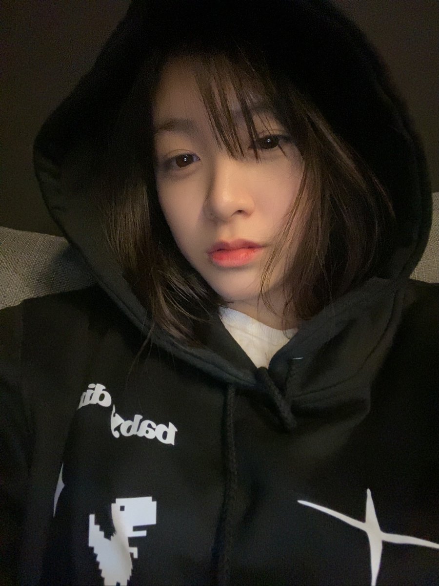 Lily_JKT48's tweet photo. 🖤 ovz hoodie https://t.co/QTvS1caaRH