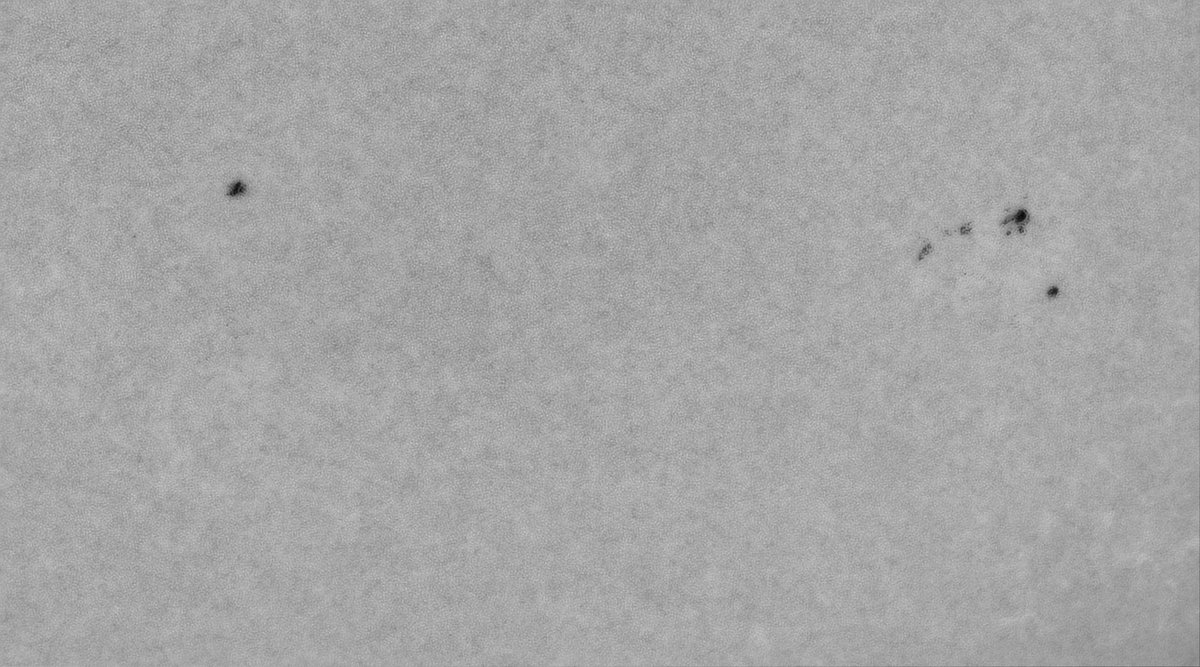 yltansg's tweet photo. 21Nov24. Rained daily last few days. Poor seeing. Photographed #SunSpots in #Sun #PhotoSphere. Sheltered 150mm refractor when clouds covered Sun. Reference full disk image was from SDO showed a quiet Sun. https://t.co/xEAmhgUMRq