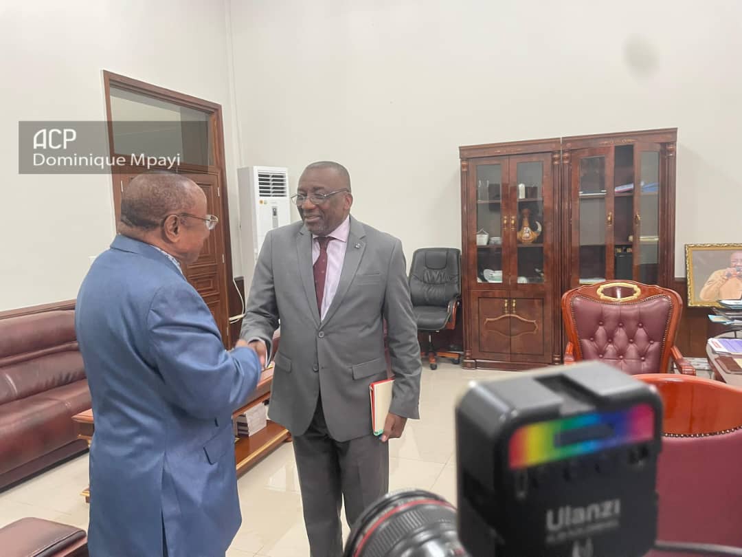 acprdcongo's tweet photo. #RDC: L’augmentation de l’enveloppe salariale des agents et cadres de l’Agence congolaise de presse (ACP) a été au centre d'un échange jeudi au Palais du peuple à Kinshasa en République démocratique du Congo, entre le président du Conseil d’administration de ce media public et le rapporteur de l'Assemblée nationale.

'' C'était une visite de courtoisie mais essentiellement une visite pour le dossier de l'ACP qui est pour le moment en discussion à l'Ecofin. On veut absolument que l'enveloppe qui était prévue dans le projet budgétaire du gouvernement ne soit pas rognée. C'est un peu un genre de pression pour que l'Assemblée nationale ne revoit pas à la baisse notre enveloppe '' , a déclaré Ali Kalonga, président du Conseil d’administration de l’ACP.

Découvrez d'autres informations sur notre site web :https://t.co/tGEWJ2Bgzn
