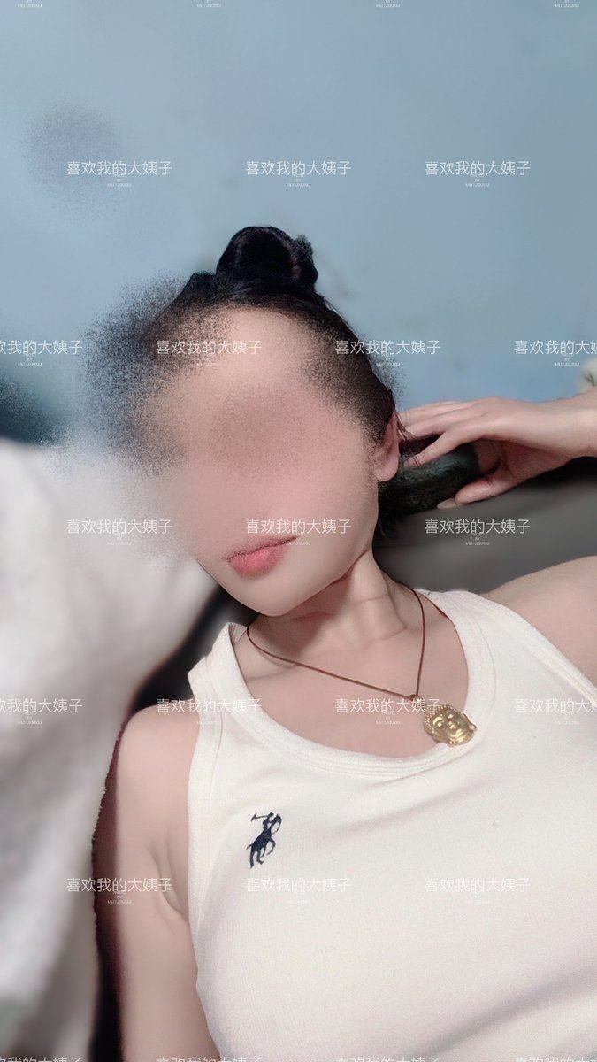 老婆给孩子洗澡去了，大姐在看电视呢
拉着大姐拍了一张合影，，大姐说你还想设置屏保啊，我说对对对，大姐白了我一眼哈哈
其实你们看我推特更新的大姐内容多，和大姐亲近，实际上和大姐亲近的时候比老婆一半还是，都上班，时间不多
不过和大姐做的次数比老婆多 https://t.co/WSDsoug2Xs