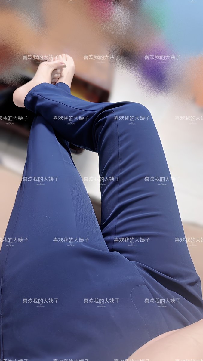 老婆给孩子洗澡去了，大姐在看电视呢
拉着大姐拍了一张合影，，大姐说你还想设置屏保啊，我说对对对，大姐白了我一眼哈哈
其实你们看我推特更新的大姐内容多，和大姐亲近，实际上和大姐亲近的时候比老婆一半还是，都上班，时间不多
不过和大姐做的次数比老婆多 https://t.co/WSDsoug2Xs