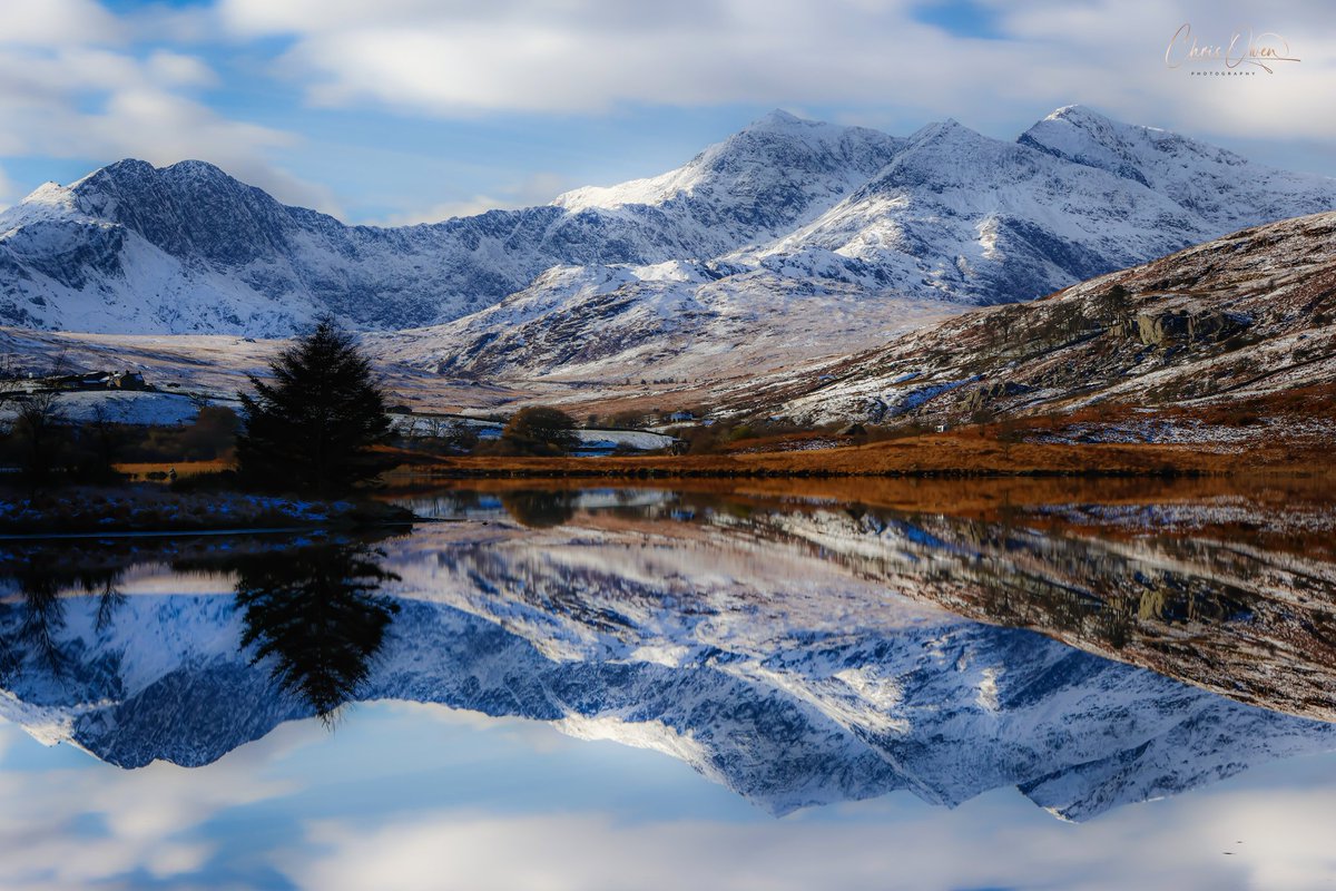 I slipped and hurt my knee, but I did manage to get a photo in between the swearing and recomposing myself.

Stunning scenery this morning of Llynnau Mymbyr with snow-covered Yr Wyddfa 🏔📸🏴󠁧󠁢󠁷󠁬󠁳󠁿
#landscapephotography #Snowdonia #loveukweather <a href="/S4Ctywydd/">S4C Tywydd</a> <a href="/DPhotographer/">Digital Photographer Magazine</a> <a href="/vernonkay/">Vernon Kay</a>