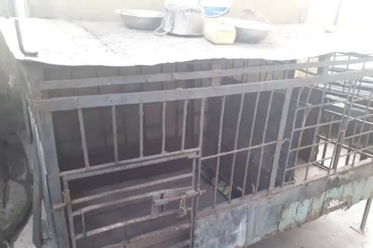 A 17-year-old boy Samuel Onyeme was on Sunday allegedly beaten and locked inside a dog cage for visiting a female classmate, Miss Anastasia Celestine.The victim’s mother, Mrs Onyeme, said that it was a better experience she received at Mr Celestine’s
ofm.org.ng/2024/11/20/del…