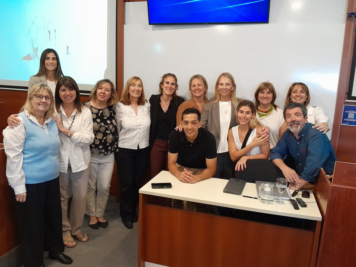 Ayer defendió su tesis doctoral <a href="/MariangelesCS/">Mariángeles Castro Sánchez</a>,dedicada al ejercicio de la parentalidad en el ecosistema digital. Excelente trabajo que tuve el honor de dirigir, y con un tribunal de lujo; <a href="/nigropatricia/">Patricia Nigro</a> <a href="/cscolari/">Carlos A. Scolari</a> y <a href="/damianfp/">damianfp</a> Tesis 43 del doctorado de <a href="/EPCaustral/">EPCAustral</a> <a href="/FcomAustral/">Comunicación Austral</a>