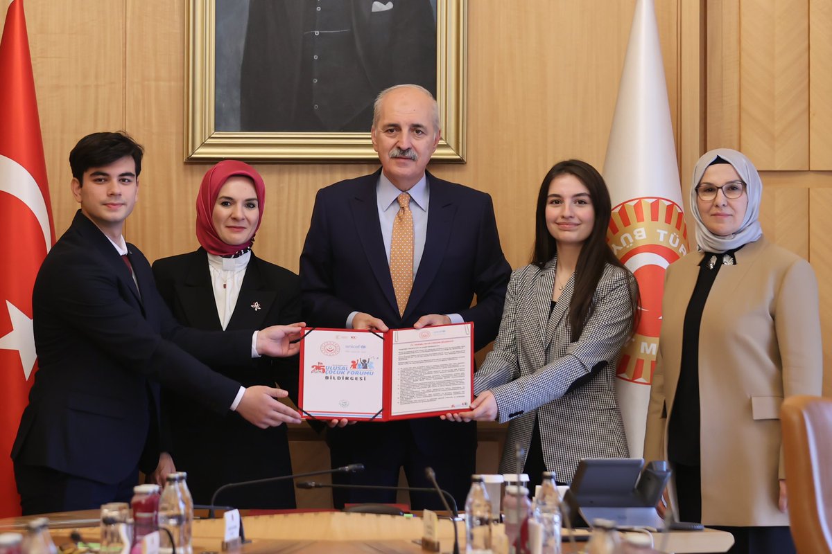NumanKurtulmus's tweet photo. Aile ve Sosyal Hizmetler Bakanı Mahinur Özdemir Göktaş ile Ulusal Çocuk Forumu dolayısıyla Ankara’da bulunan çocuk temsilcilerini, Türkiye demokrasisinin merkezi, millî iradenin tecelligâhı Gazi Meclisimizde ağırladık.

Bu yıl 25’incisi gerçekleştirilen Ulusal Çocuk Forumu’nun ve büyük bir emeğin sonucu olarak hazırlanan Sonuç Bildirgesi’nin, çocuk haklarıyla ilgili çalışmalara ışık tutacağına inanıyor, bildirinin hazırlanmasına katkı sunanlara teşekkür ediyorum.