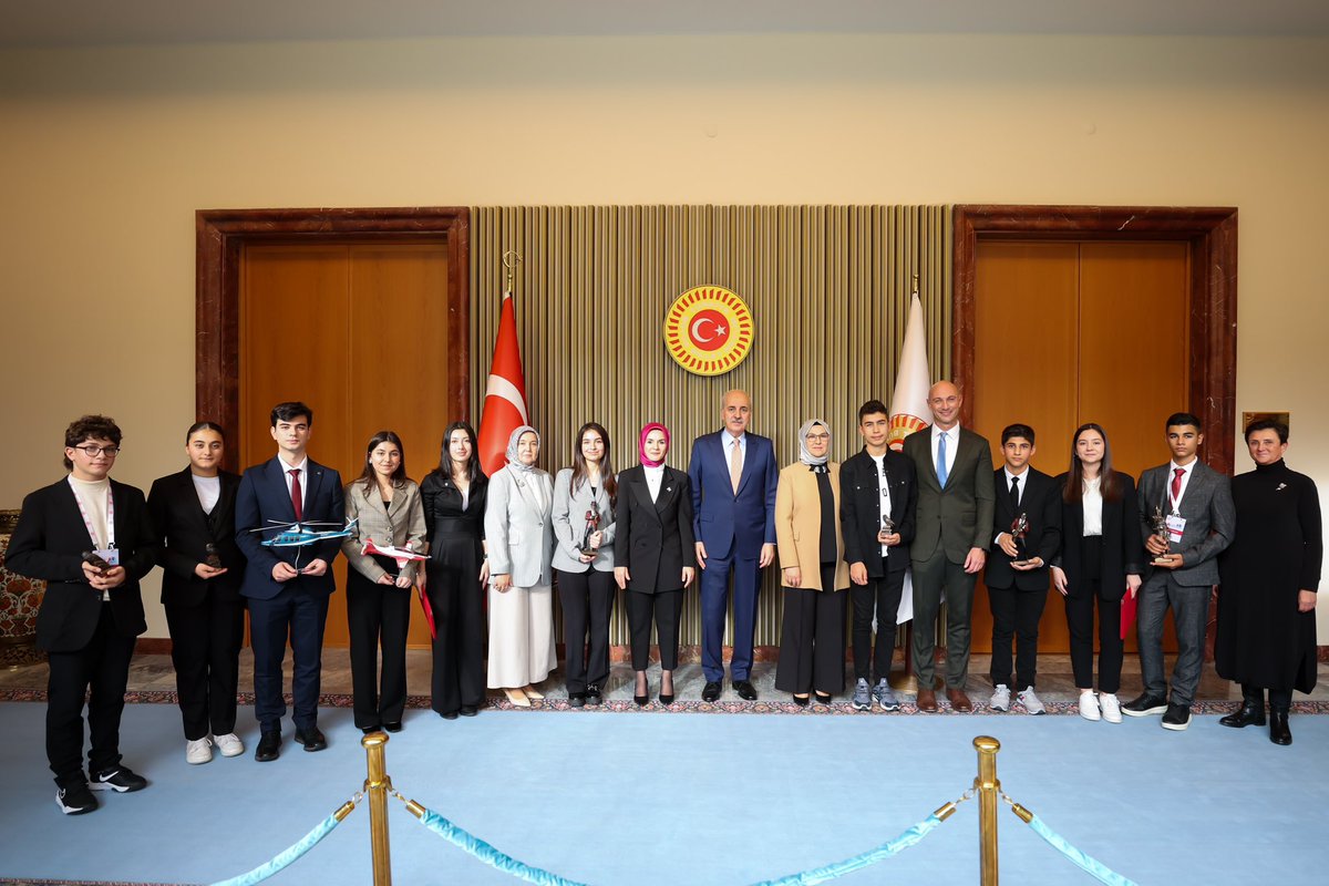 NumanKurtulmus's tweet photo. Aile ve Sosyal Hizmetler Bakanı Mahinur Özdemir Göktaş ile Ulusal Çocuk Forumu dolayısıyla Ankara’da bulunan çocuk temsilcilerini, Türkiye demokrasisinin merkezi, millî iradenin tecelligâhı Gazi Meclisimizde ağırladık.

Bu yıl 25’incisi gerçekleştirilen Ulusal Çocuk Forumu’nun ve büyük bir emeğin sonucu olarak hazırlanan Sonuç Bildirgesi’nin, çocuk haklarıyla ilgili çalışmalara ışık tutacağına inanıyor, bildirinin hazırlanmasına katkı sunanlara teşekkür ediyorum.