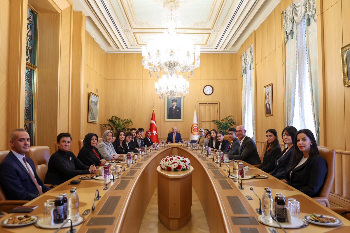 NumanKurtulmus's tweet photo. Aile ve Sosyal Hizmetler Bakanı Mahinur Özdemir Göktaş ile Ulusal Çocuk Forumu dolayısıyla Ankara’da bulunan çocuk temsilcilerini, Türkiye demokrasisinin merkezi, millî iradenin tecelligâhı Gazi Meclisimizde ağırladık.

Bu yıl 25’incisi gerçekleştirilen Ulusal Çocuk Forumu’nun ve büyük bir emeğin sonucu olarak hazırlanan Sonuç Bildirgesi’nin, çocuk haklarıyla ilgili çalışmalara ışık tutacağına inanıyor, bildirinin hazırlanmasına katkı sunanlara teşekkür ediyorum.