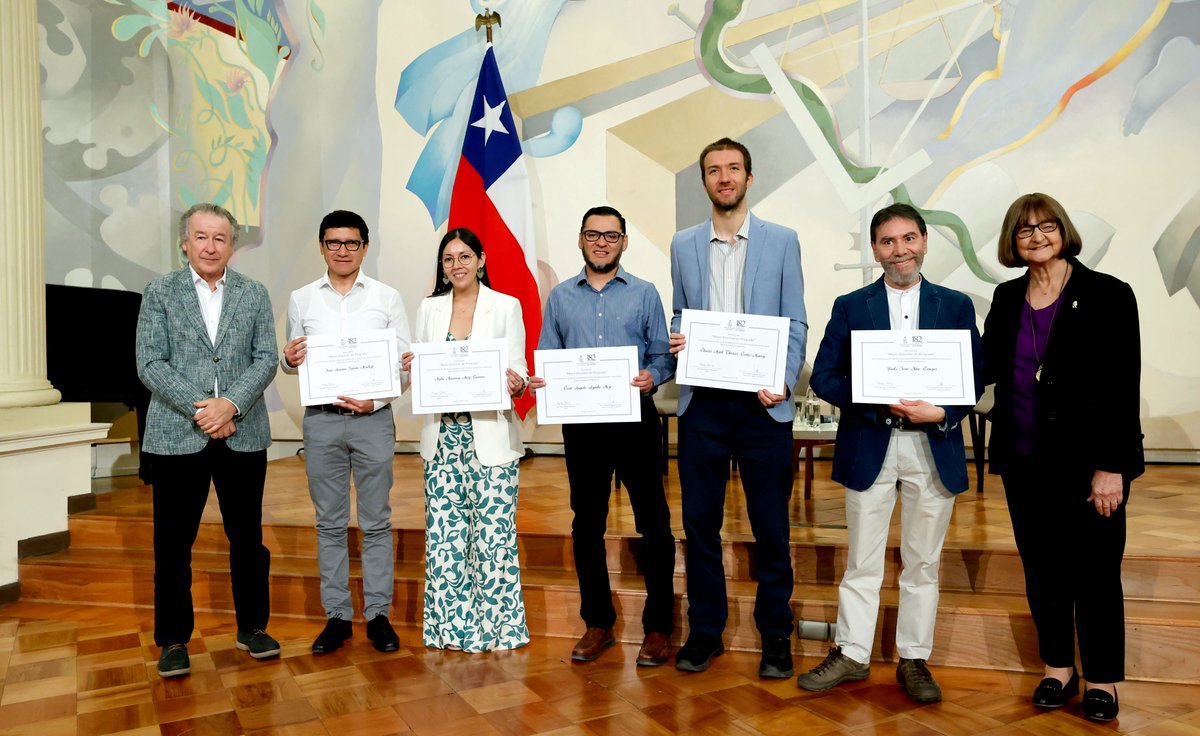 pregradofcfm's tweet photo. En el marco de la celebración de los 182 años de la Universidad de Chile, se realizó la ceremonia de reconocimiento a los Mejores Docentes de Pregrado 2024. Cinco de nuestros profesores fueron reconocidos. 
👉Lee la nota aquí https://t.co/dCFyGwG3xY https://t.co/1XB5SoFCX4