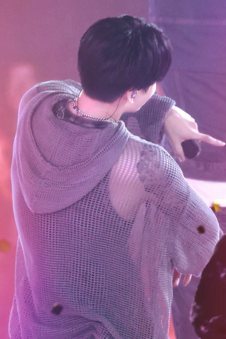 realvkk's tweet photo. daintiest prettiest back a man can ever have. https://t.co/U00tq9PHIp