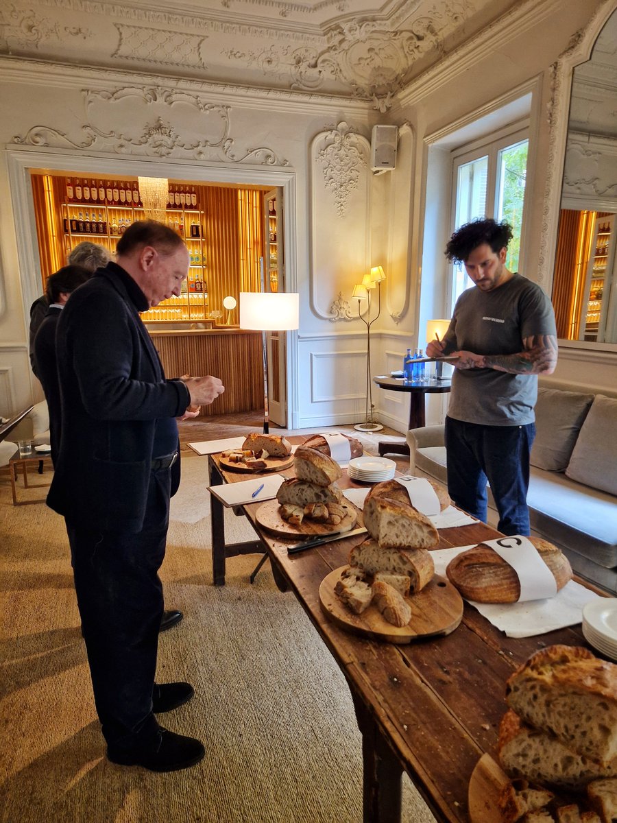 Hoy,  de jurado en el concurso al mejor pan de Madrid del Club Matador.
.
En la foto,  <a href="/JCCapel/">Jose Carlos Capel</a> y Patricio de Novo Mundo, ganadores el año pasado.