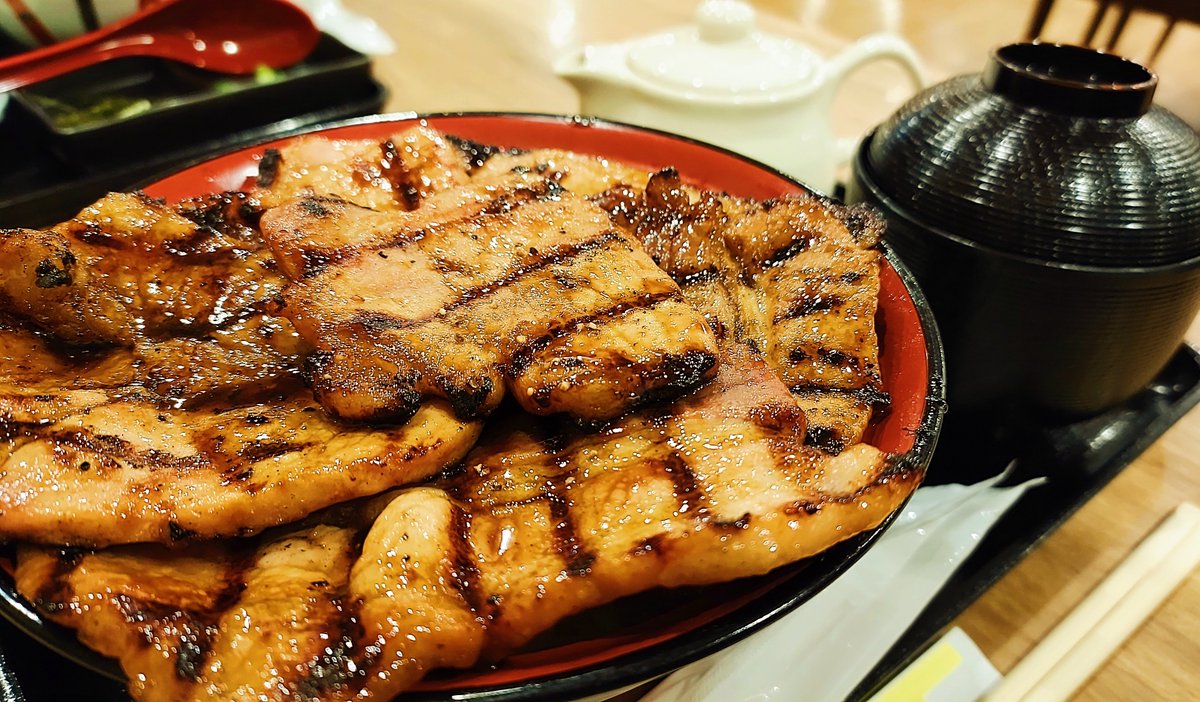 十勝の旅、夕食に帯広ソウルフード、豚丼をいただきに、豚丼一番帯広総本店さんへ✨🐷
ロースとバラのミックスに出汁茶漬けをいただきました😋
出汁茶漬けは初めてでしたが、これが絶品🎵テーブル調味料に追いダレがあるものグッド👍
 #十勝グルメ #帯広グルメ #豚丼 #豚丼一番帯広総本店 #出汁茶漬け