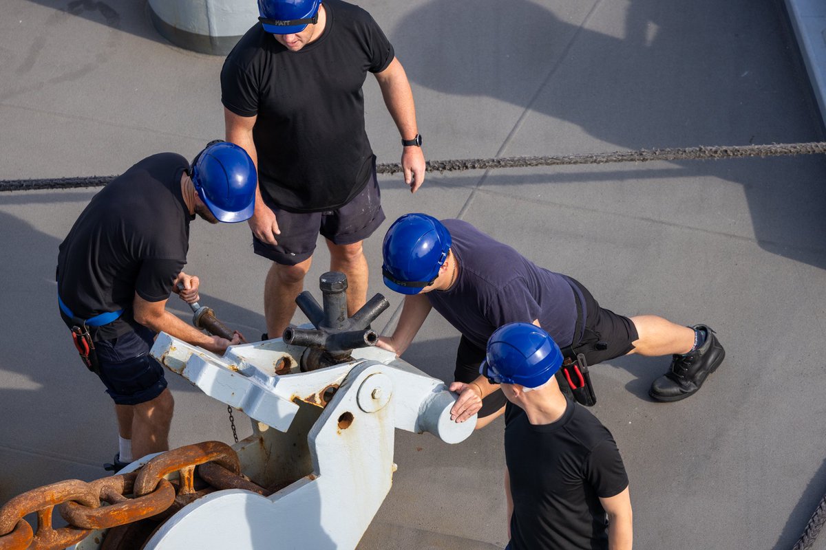 ‘Hands to Stations Fore &amp; Aft’ .. 

For our #RoyalFleetAuxiliary deck crew, teamwork is paramount to conducting specialist seamanship tasks throughout the ship.

Here’s our team working ropes and anchors whilst bringing the ship alongside in Dakar, Senegal recently. 🇬🇧⚓️💪