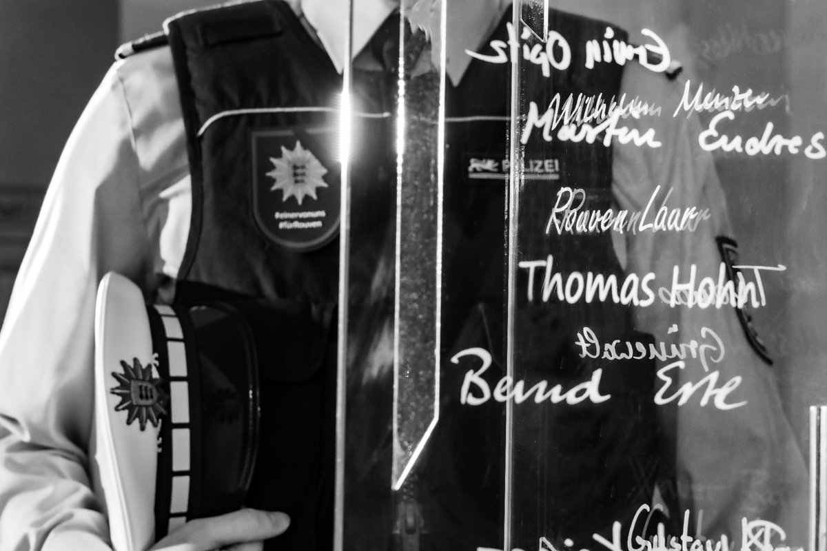 Polizei Mannheim (@polizeimannheim) on Twitter photo 🕯️Eine Tradition des gemeinsamen Erinnerns: 🕯️
Bei der heutigen ökumenischen Gedenkfeier in Mannheim kamen wir als große Polizeifamilie zusammen, um unserer im Dienst verstorbenen Kolleginnen und Kollegen zu gedenken.
#EinerVonUns #PolizeiBW 🕯️Eine Tradition des gemeinsamen Erinnerns: 🕯️
Bei der heutigen ökumenischen Gedenkfeier in Mannheim kamen wir als große Polizeifamilie zusammen, um unserer im Dienst verstorbenen Kolleginnen und Kollegen zu gedenken.
#EinerVonUns #PolizeiBW