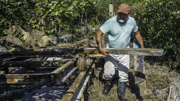 jefeaduanacuba's tweet photo. #UnidosXCuba Los cubanos no paramos
En medio de condiciones climatológicas complejas prosigue sin descanso la recuperación de los daños de los ciclones y sismos. Aquí seguimos #DePieYCombatiendo
#AduanadeCuba https://t.co/E3KKAPlF8V