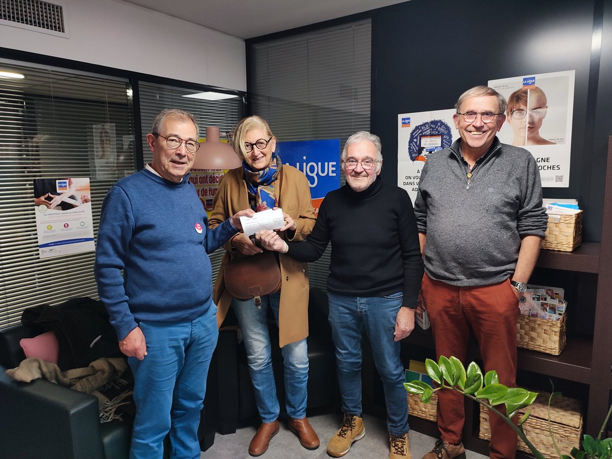 Lors de leur traditionnelle marche à Salvizinet, l'association ACCES à domicile a organisé une collecte de fonds au profit de la lutte contre le cancer du sein. 150€ ont ainsi été remis à notre Comité. Merci à tous 🎗❤