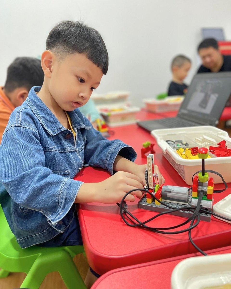EFKCorp's tweet image. Building tomorrow&apos;s inventions today - one block at a time. Look at that focus and determination.

#EngineeringForKids #EFK #Invention #Engineering