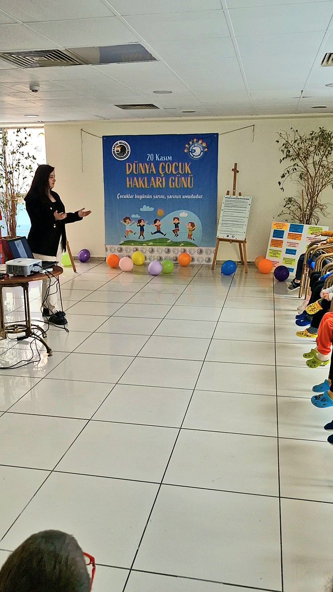 20 Kasım Dünya Çocuk Hakları Günü’nde “Okulda Çocuk Hakları” projemiz kapsamında, Merkez üyesi Av. Selin Kılıç Kartal'da bulunan Zübeyde Hanım Kreşi ve Soğanlık Orta Mahalle Kreşinde bulunan çocuklara haklarını anlattı.