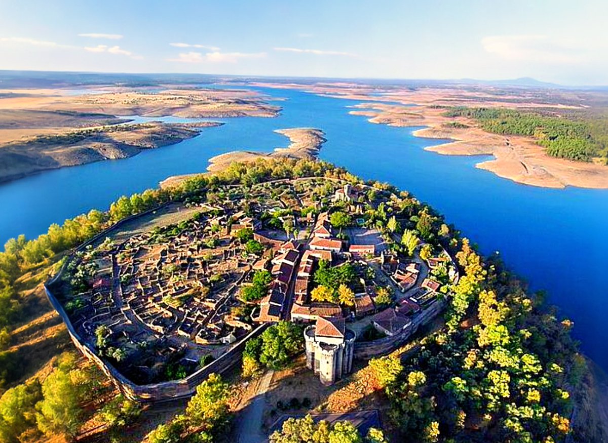En 1955, el Estado expropió y vació el pueblo cacereño de Granadilla porque se lo iba a tragar un nuevo embalse.

Pero el pueblo nunca se inundó. Y nunca lo hará.

Hoy es un lugar precioso cuya historia merece la pena ser conocida.
Os la cuento en #LaBrasaTorrijos.
🧵⤵️