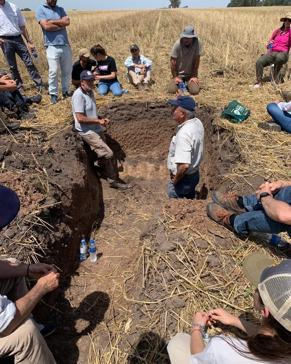 Taller del sistema chacras
*****
Recientemente, se realizó en Salto, provincia de Buenos Aires, un taller del sistema chacras organizado por Aapresid, con participación del INTA. 
Foto: Juan José De Battista de INTA Concepción del Uruguay y Manuel Ferrari INTA Pergamino.