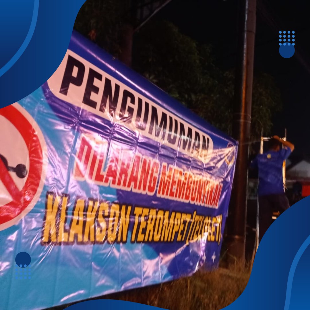 dishubklaten's tweet image. Pemasangan Spanduk Larangan Klakson Telolet dan Pengoperasian Kereta Kelinci di Jalan Raya.

#telolet
#sepurkelinci
#dishubklaten