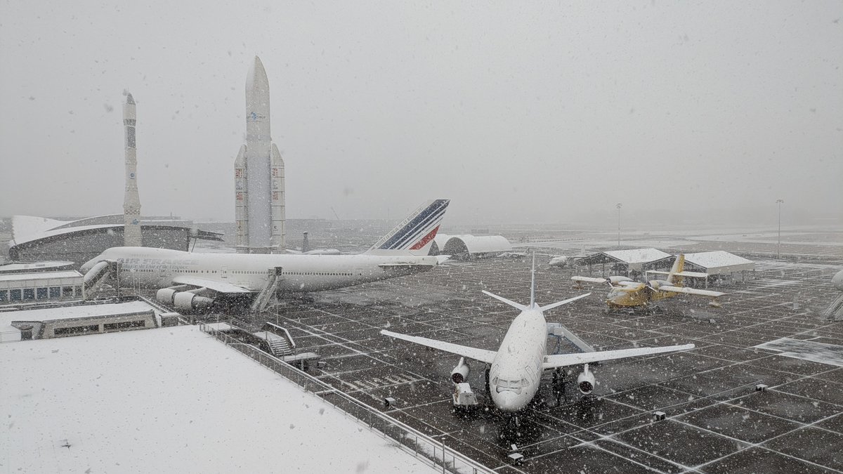 MuseeAirEspace's tweet photo. Les premiers flocons de neige ont fait leur apparition sur le tarmac du @museeairespace au Bourget dans la matinée ❄️✈️ Un spectacle féerique au cœur de l'histoire aéronautique ! 🛩️ #Neige #Hiver #Aviation #Avgeek https://t.co/JiIW5sGoNz