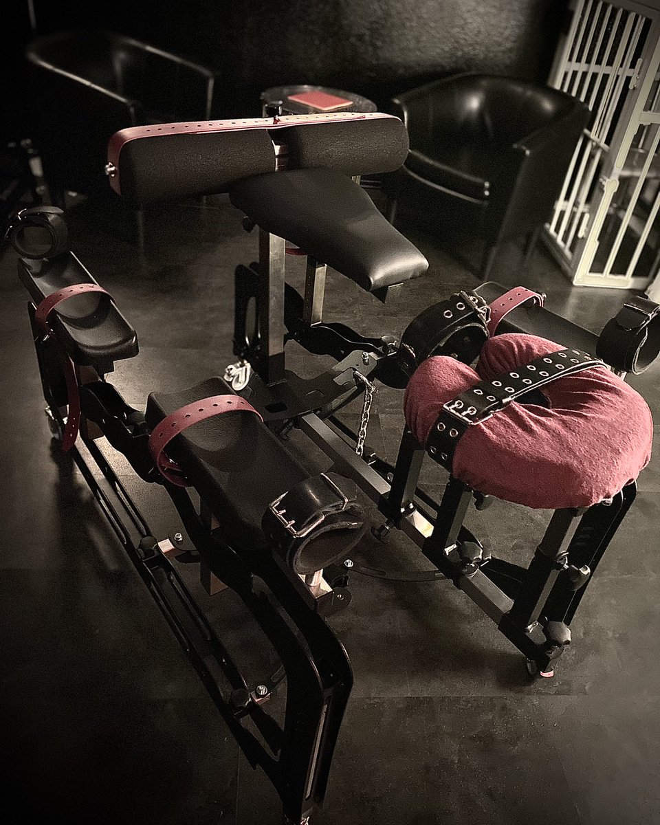 Hell-O-Kitty 😈. Etwas aufgehübscht und ergänzt. Um den fest installierten Knebel zu sehen musst du schon dichter herankommen …
#stylefetish #hellcat 
<a href="/IMSHannover/">Institut IMS Hannover</a>