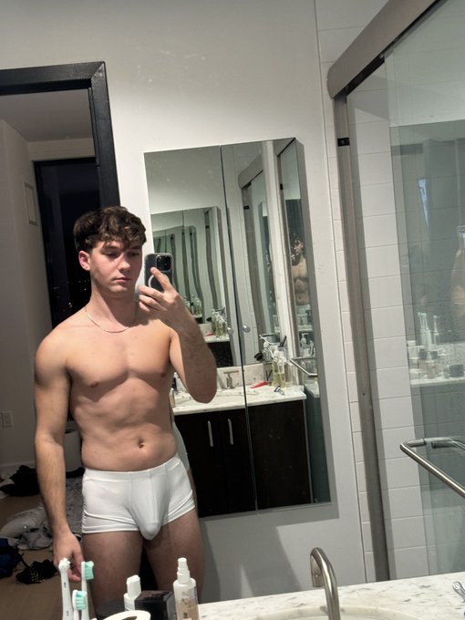 Good morning handsome (say it back) https://t.co/uvlYajwr3Q https://t.co/6a4KM34Xfs