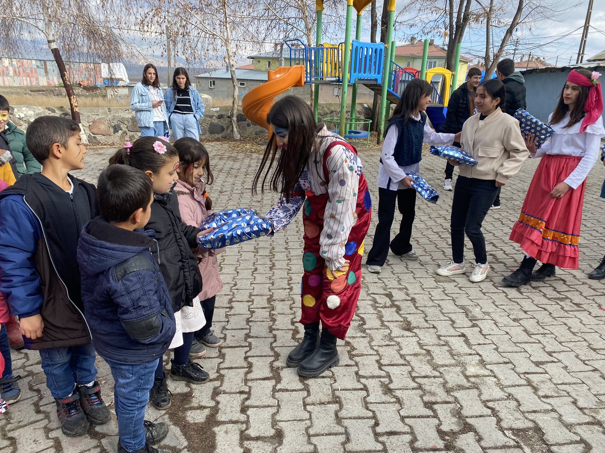 MerdivenO's tweet photo. Çocuklar bugünün yarını, yarının umududur. ‘Dünya Çocuk Hakları Günü’ kapsamında okulumuzda etkinlik düzenleyen Kandilli Borsa İstanbul Anadolu Lisesi öğretmenlerine ve öğrencilerine teşekkür ederiz.
@Erzurum_Mem 
@askalemem25 
@K_Karali25 https://t.co/HFFbNVgrj0
