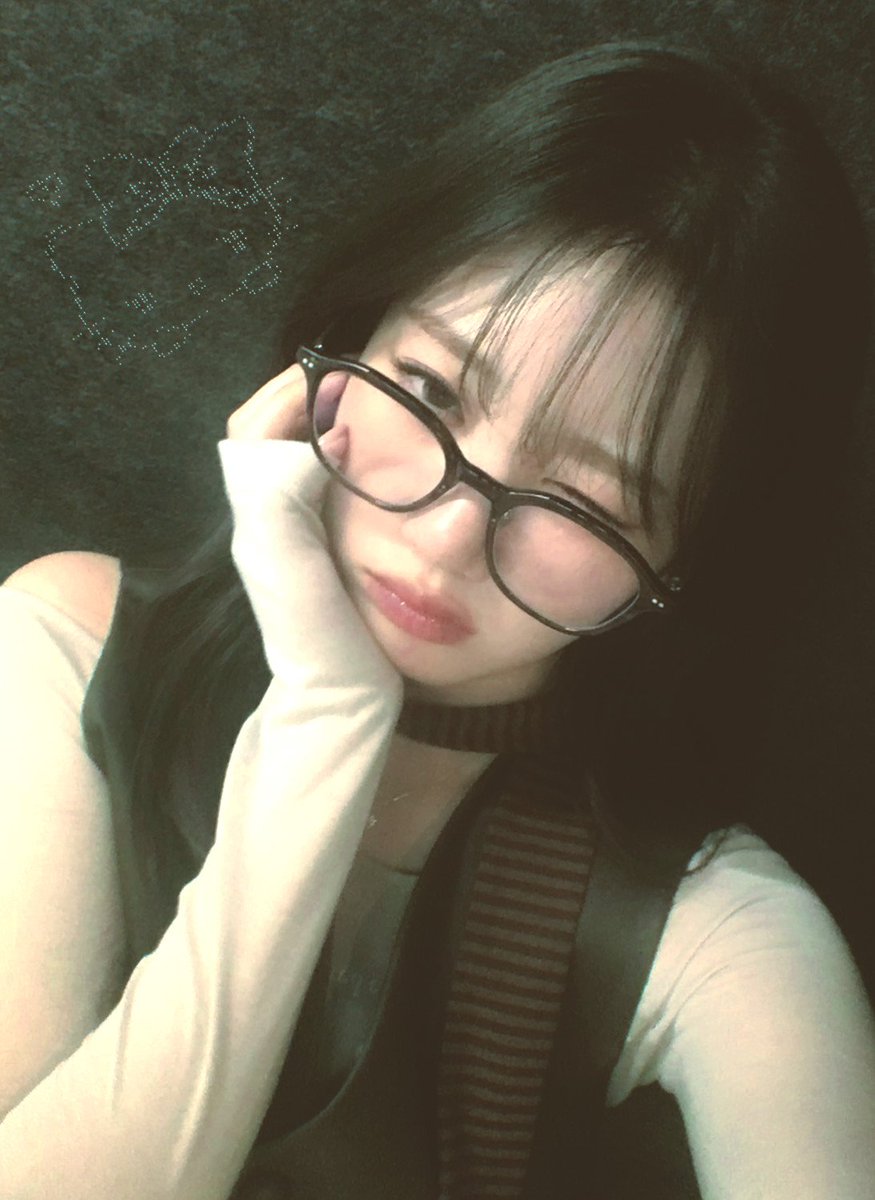 roraleef's tweet image. (Blissful) *  Wrapped in a glow that feels just right. ♥︎