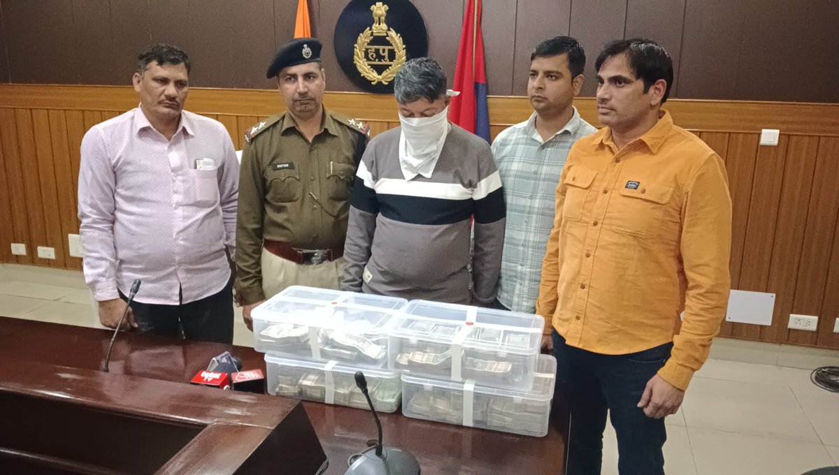 #SPश्री लोकेंद्र सिंह IPS के मार्गदर्शन में CIA वन पुलिस टीम ने कार्रवाई करते हुए 

दुष्कर्म के दर्ज मामले में समझौता करवाने के नाम पर 45लाख रूपये की जबरन वसूली की वारदात का पर्दाफास कर आरोपी को गिरफ्तार किया, 

"40लाख रूपए बरामद"

<a href="/police_haryana/">Haryana Police</a> 
<a href="/DGPHaryana/">DGP Haryana Police</a> 
<a href="/lokender_IPS/">Lokender Singh IPS</a>