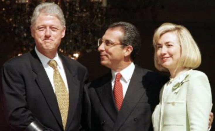 galvanochoa's tweet photo. 🔴 Claudia congela su sueldo

Hubo una época en que los mandatarios mexicanos tenían un sueldo mayor al de los de Estados Unidos. El presidente Clinton ganaba menos que su par Zedillo. Hay una anécdota: Hillary le reclamó a su marido: “te perdono lo de la Lewinsky, pero no te perdono que ganes menos que el presidente de un país pobre”. No pudo complacerla, porque la ley prohíbe al presidente subirse el sueldo durante su mandato. Al volver de su viaje a la reunión del G-20 en Brasil, Claudia Sheinbaum anunció que su salario, y los de todos los funcionarios de primer nivel, quedarán congelados durante todo su sexenio.

👉🏼 https://t.co/e2tMlRL0M0