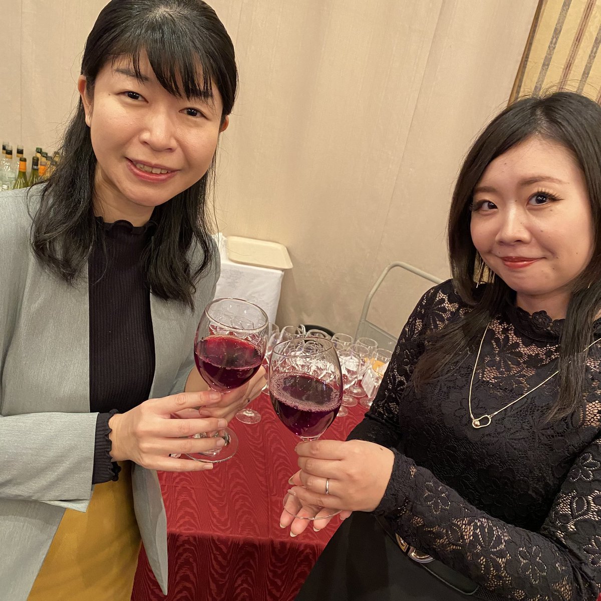 SUMIKAWABASE's tweet photo. 今日の演奏も無事に終了しました♪
330人ご来場だったとか。
ジャズ→ロックに方向転換しましたがそこは百戦錬磨のプレイヤー達！
即興でボーカル&amp;ピアノのデュオも披露しました🎹🎤
食事のケータリングも頂きました。貴族の味がしました🍷 https://t.co/Me6Rq3ldkV