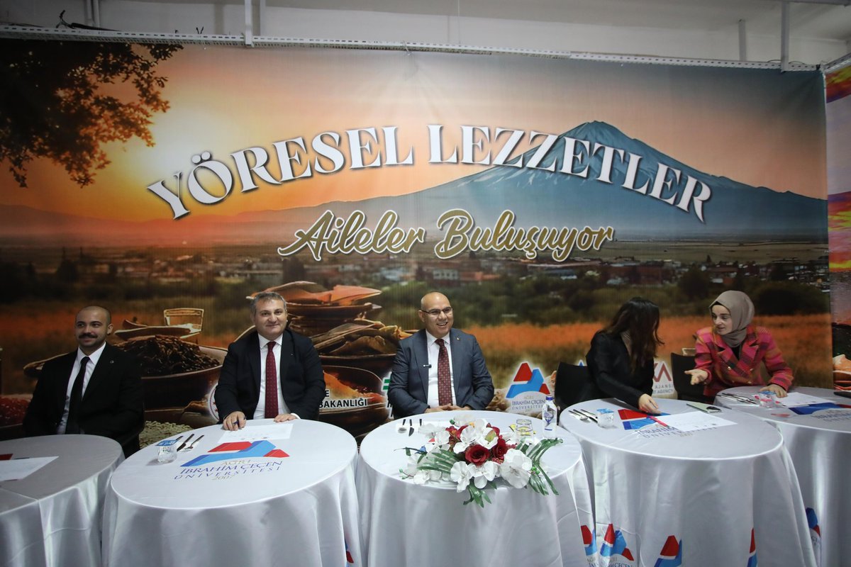 Yöresel Lezzetler Yarıştı, Kazanan Ağrı Mutfağı Oldu! 🍲

 👨‍🍳 Ağrı’mızın köklü kültürel zenginliklerini yaşatmak ve ailelerimiz arasındaki birlik ve dayanışmayı güçlendirmek amacıyla; 

Valimiz Sayın Mustafa KOÇ ve il protokolünün katılımıyla Yöresel Lezzetler Aileler Yarışıyor