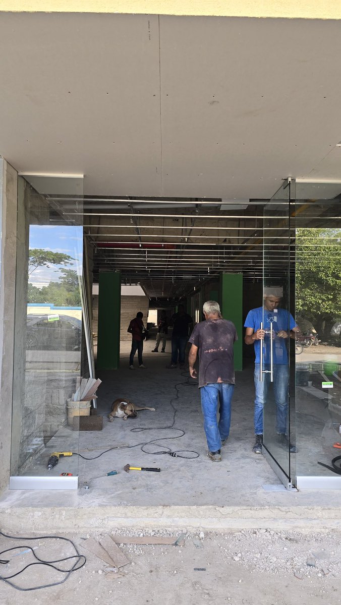 YamilHAranaP's tweet photo. Miren cómo va el Sena de Magangué. 

Continuamos con las labores de enchape, instalación de cielo raso, redes eléctricas, ventanería y puertas metálicas, así como pintura. Esta obra va a significar un impacto social sin precedentes en el ‘corazón’ de Bolívar.

Avance del 90%. Estamos en la recta final.