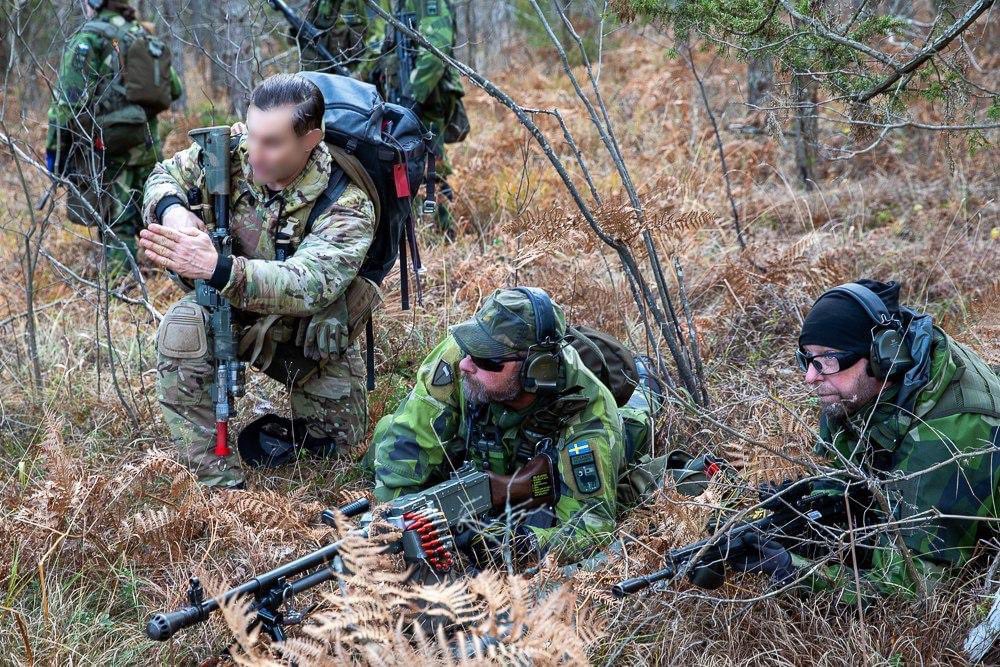 NATO_SOF's tweet photo. NATO SOF: #StrongerTogether 
🇺🇸Green Berets from 1st Battalion, 10th SFG(A) trained with 🇸🇪Sweden’s Gotland Home Guard on patrolling, react-to-contact, & ambush tactics during Exercise Adamant Serpent. This training builds interoperability & ensures NATO SOF remains ready to respond to any threat.