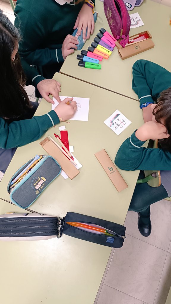 SuarezFMarta's tweet photo. Seguimos con la Semana de la Ciencia 🧪👩🏻‍🔬🌱 Hoy hemos estado en el colegio San Lorenzo de Gijón jugando con los niños de 4°, 5° y 6° para que conozcan la diversidad en judías! #SeridaGV @SeridaAst #TOOLBEAN2 @AgEInves #LegumeGeneration #HorizonEU https://t.co/mn7uSDPUgo
