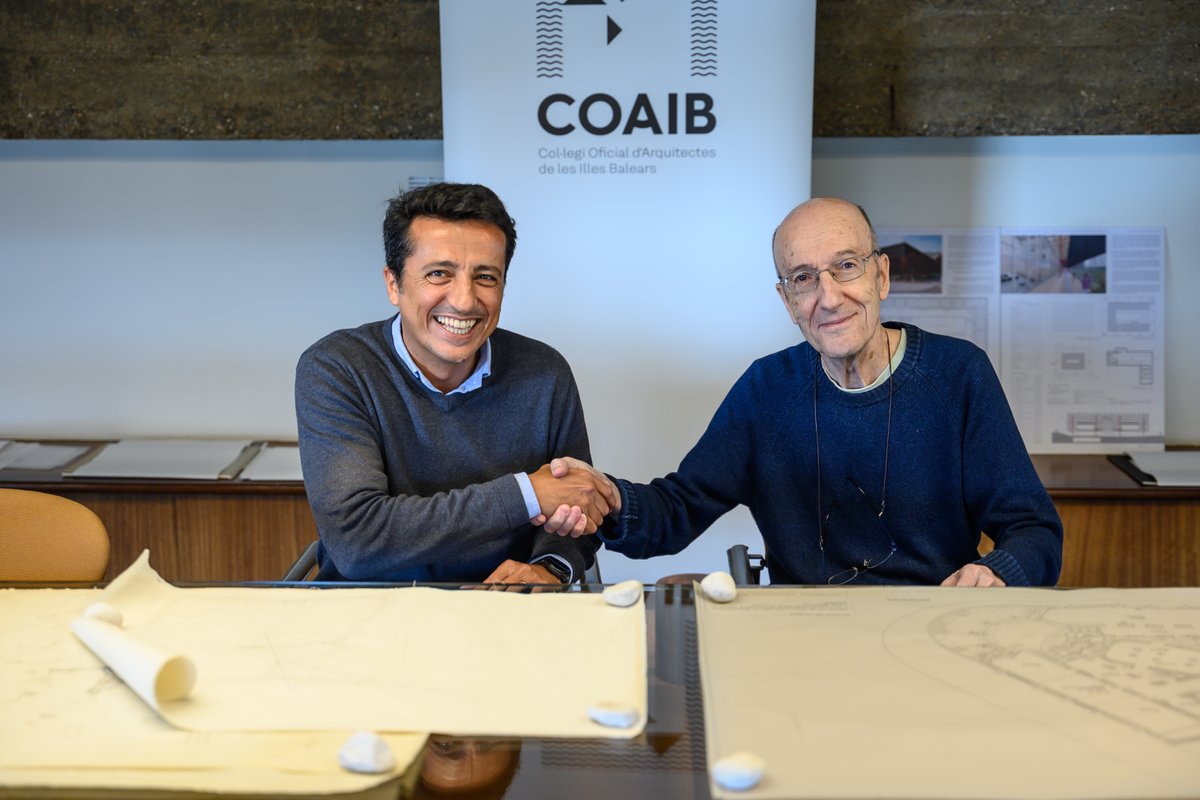 COAIBALEARS's tweet photo. 🏛️ El COAIB no té paraules d'agraïment a l'arquitecte Carlos Puente.

🗓️ Avui és un dia significatiu per a l’arquitectura a les Illes Balears: el reconegut arquitecte Carlos Puente, figura clau en el panorama arquitectònic internacional, cedeix part del seu valuós arxiu al COAIB. https://t.co/Pq91WoCUch