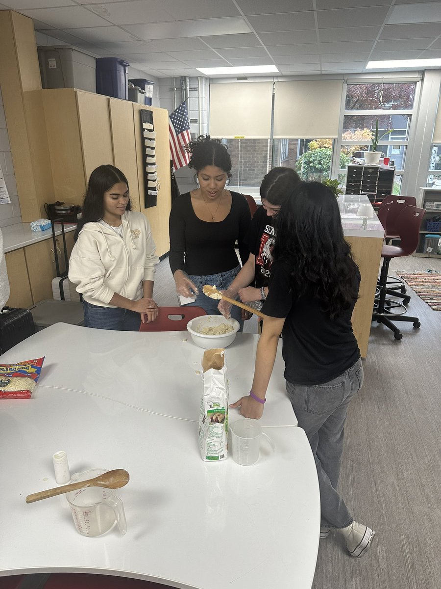 SignorPicci's tweet photo. Making empanadas in the world language club ! @MineolaUFSD @mhslangclub #mineolaproud https://t.co/A1dng8HMYa