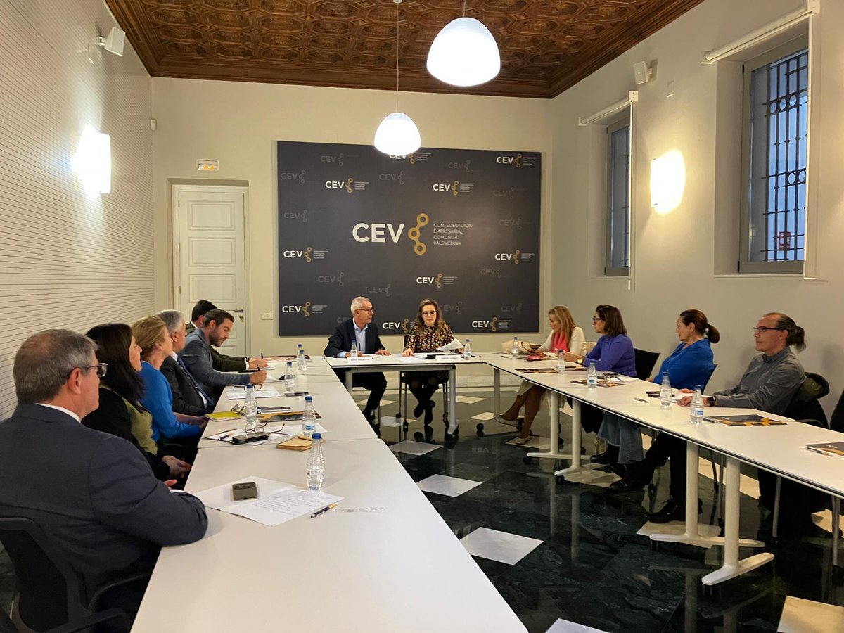 #CEVValencia | 📰Los sectores empresariales de #Valencia apuestan por una campaña navideña solidaria y de reactivación económica

👥 Reunión con el concejal de Fallas, Comercio y Mercados de <a href="/AjuntamentVLC/">Ajuntament València</a>, Santiago Ballester

📎 cev.es/prensa/los-sec…