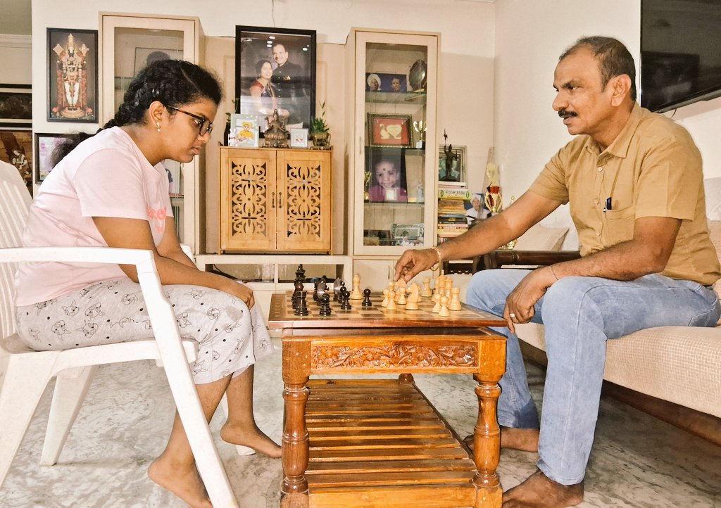 kandiravi's tweet photo. #GoGukesh
#Chessbaseindia 
Chess game
Father versus Daughter
Kandi Ravi Vs Kandi Aagnya
"I support Gukesh" https://t.co/3ZKK1CneDy