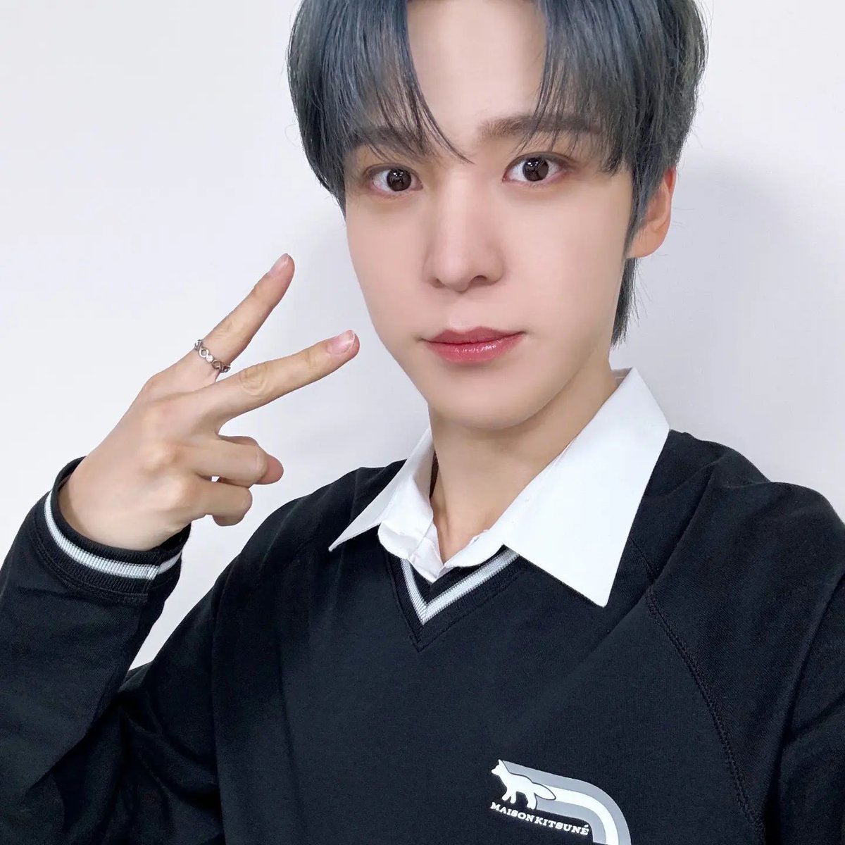 Kitsuné (@kitsune) on Twitter photo Yunho of <a href="/ATEEZofficial/">ATEEZ(에이티즈)</a> wearing our 'Flash Fox Raglan Tshirt'
#MaisonKitsune #Yunho #ATEEZ Yunho of <a href="/ATEEZofficial/">ATEEZ(에이티즈)</a> wearing our 'Flash Fox Raglan Tshirt'
#MaisonKitsune #Yunho #ATEEZ