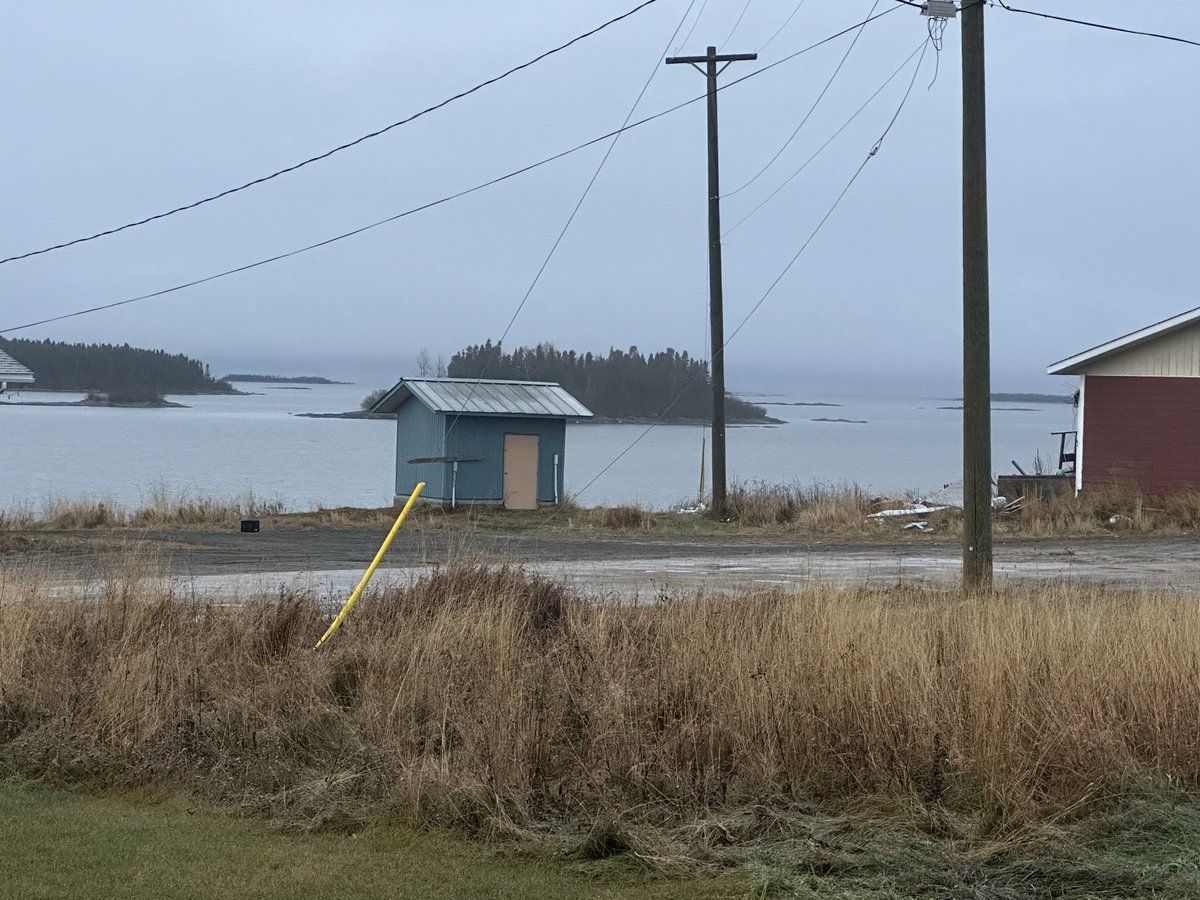 Spirit_Rider302's tweet photo. It’s November 21, 2024 in God’s River, Manitoba and the lake is still not frozen. The grass is not covered with snow! Wonder if winter will arrive in Northeastern Manitoba! #Whereswinter https://t.co/QRy6gDN7pQ