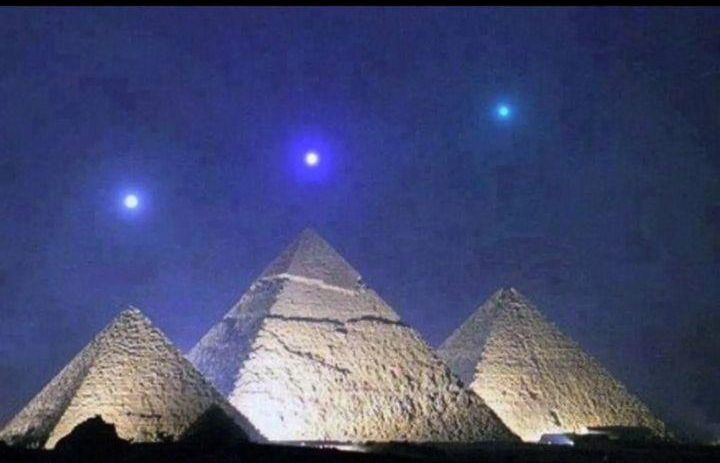 salanchez's tweet photo. Ayer Venus, Mercurio y Saturno se encontraron sobre la cima de las pirámides de Giza, en El Cairo.
¡Un evento astronómico que sólo ocurre cada 2.373 años! https://t.co/121nbKU1tV