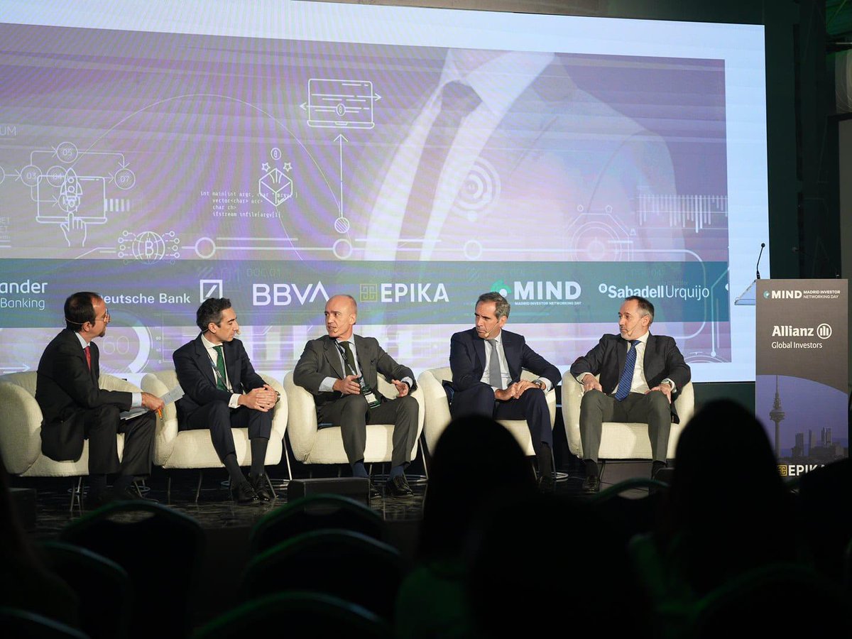 En la mesa de banca privada, moderada por Ángel Alonso Ruiz, Xavier Blanquet (Banco Sabadell), Francisco Javier García Gómez (Santander Private Banking), Fernando Candau (Deutsche Bank) y Fernando Ruiz Estébanez (BBVA) trataron temas como normativa europea y criptoactivos.